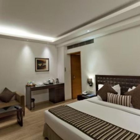 Hotel Saket 27 Új-Delhi Kültér fotó