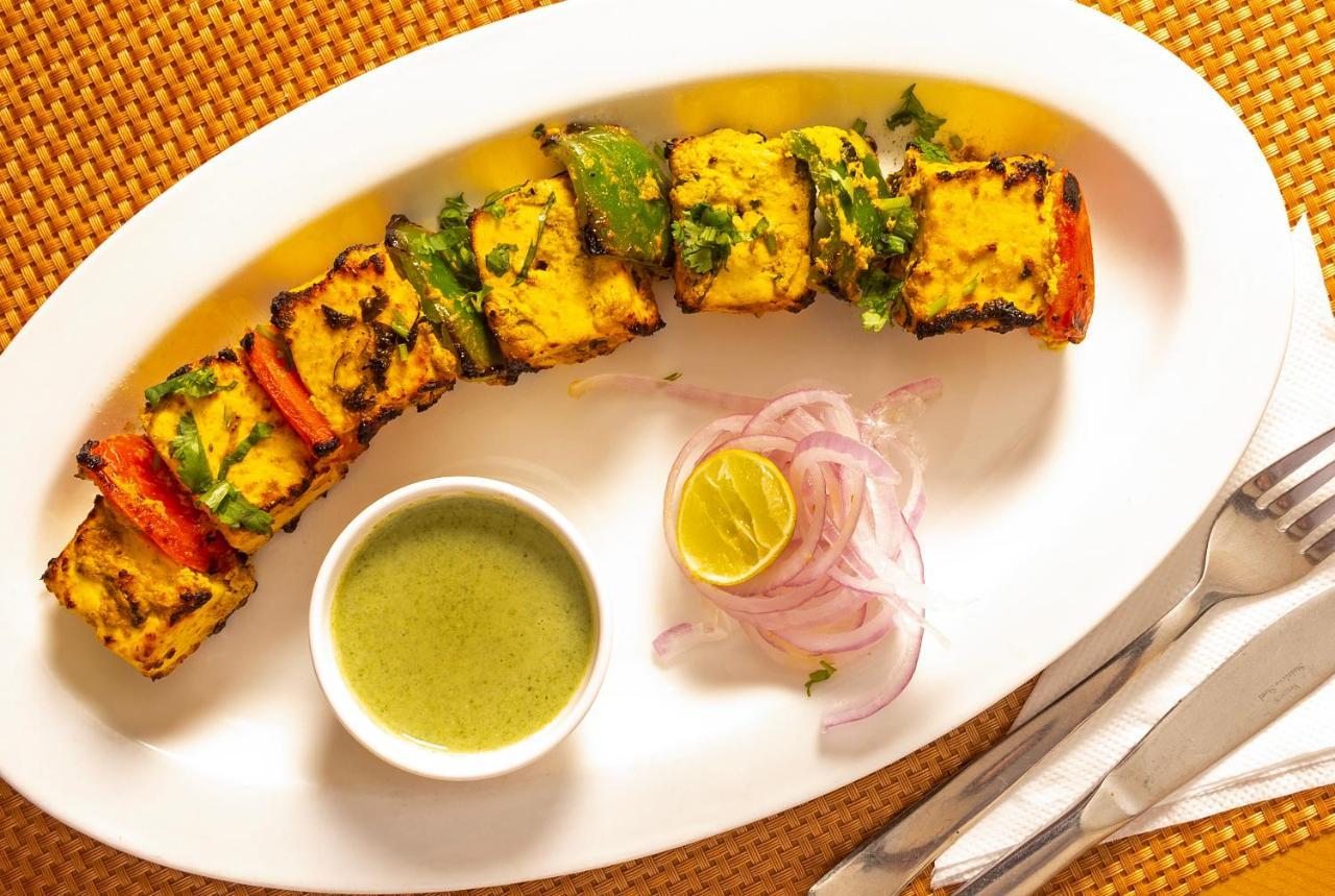 Hotel Saket 27 Új-Delhi Kültér fotó