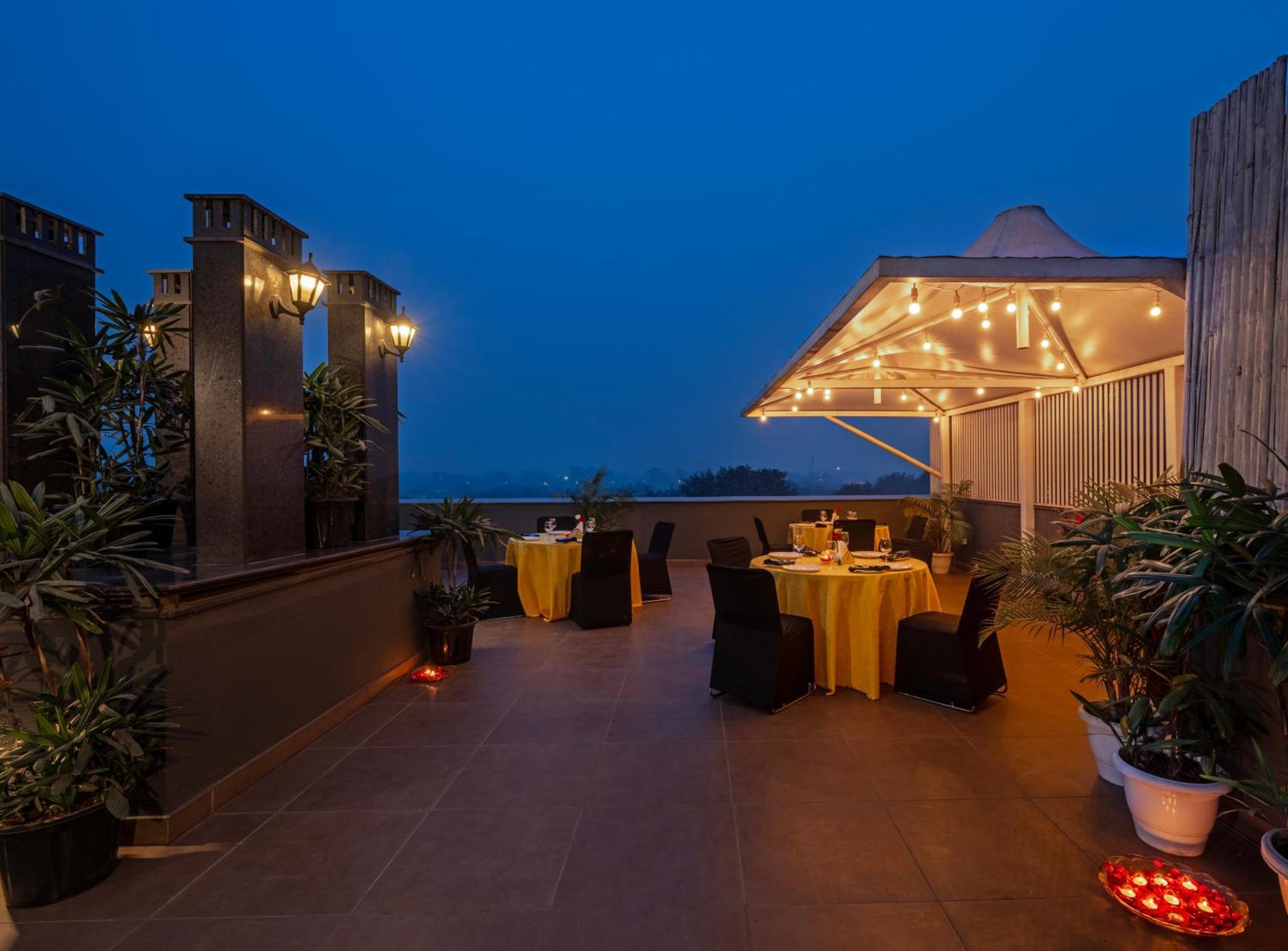 Hotel Saket 27 Új-Delhi Kültér fotó