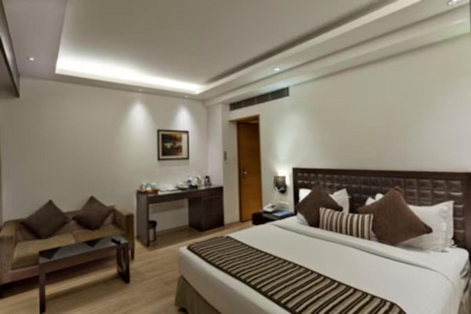 Hotel Saket 27 Új-Delhi Kültér fotó