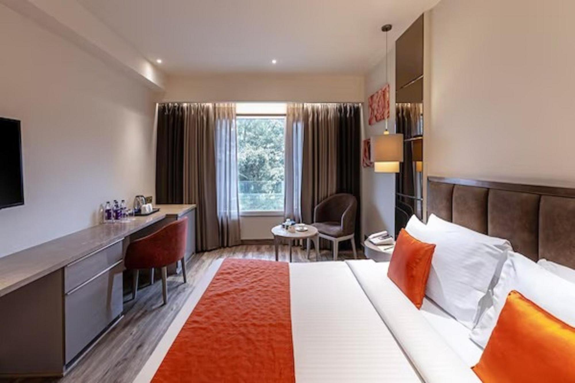 Hotel Saket 27 Új-Delhi Kültér fotó